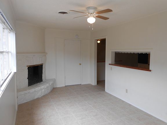 Pony Wall connects Kitchen and Family Den