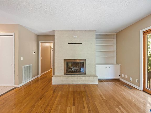 4th image of 210 Skyline Rd