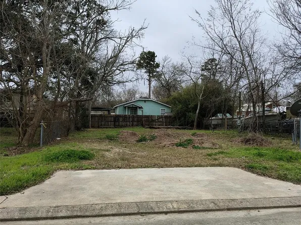 125 Bay Shore Dr, La Porte, TX 77571