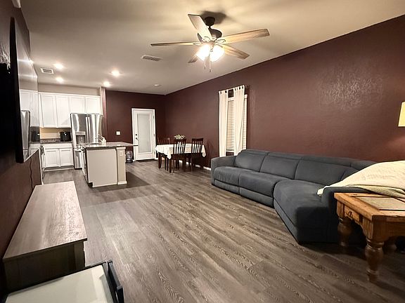4th image of 3427 Redbud Grv