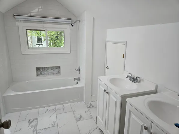 707 Napoleon St, Valparaiso, IN 46383