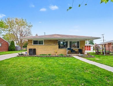 21060 Suffolk St, Clinton Township, MI, 48035