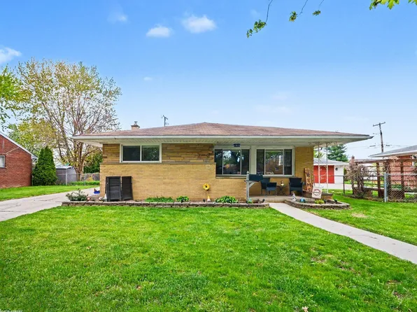 21060 Suffolk St, Clinton Township, MI 48035