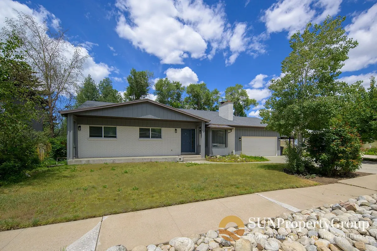 Building Photo - 2129 E Creek Way