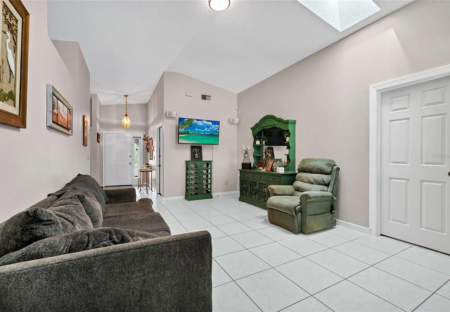 3 bed, 2.0 bath, 1669 sqft, $3,000 — Photo 4