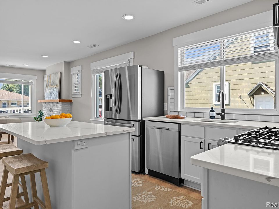 1st image of 333 E La Salle Ave