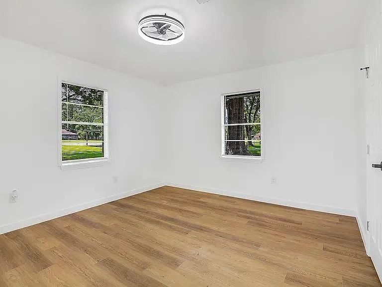 290 E Smith St — Photo 27