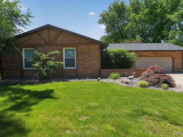 802 W Miller Dr, Staunton, IL 62088