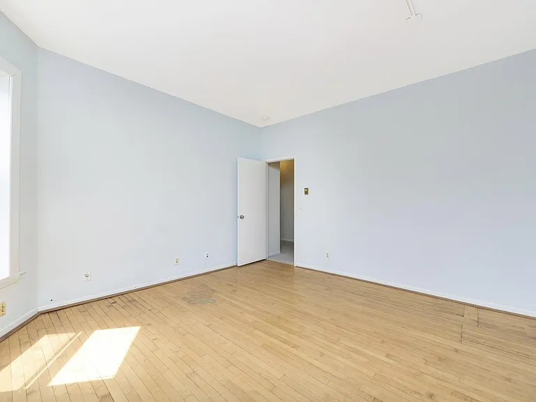 2421 Emerson Ave S #107 — Photo 27