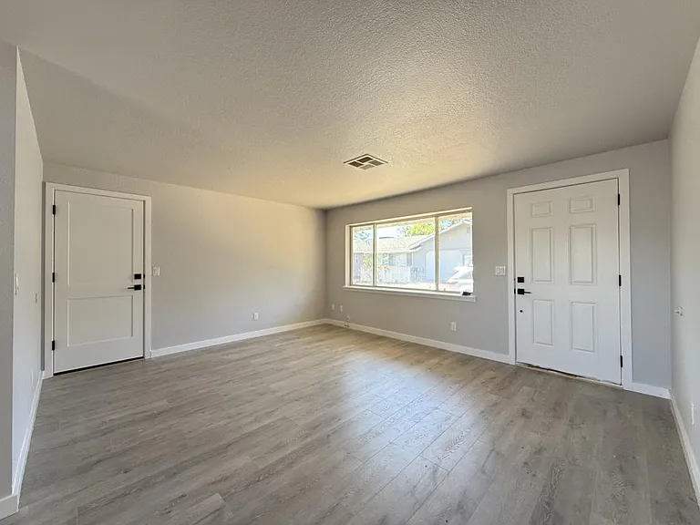 1762 SW Allen Creek Rd #B — Photo 1