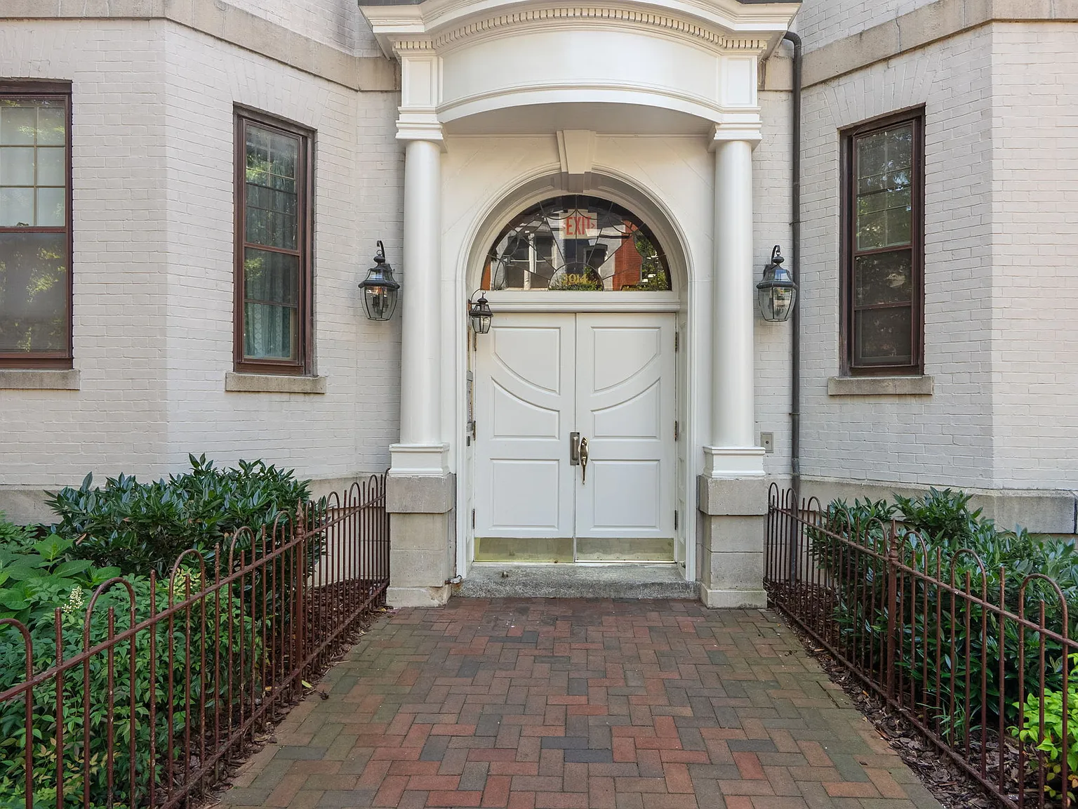 2 bed, 800 sqft, $4,200 — Photo 3