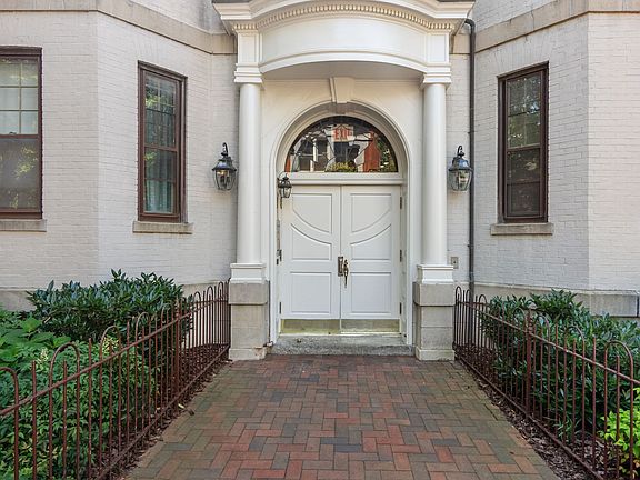 Elegant building in convenient Georgetown location