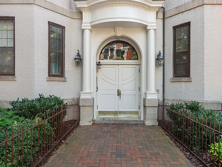 Elegant building in convenient Georgetown location