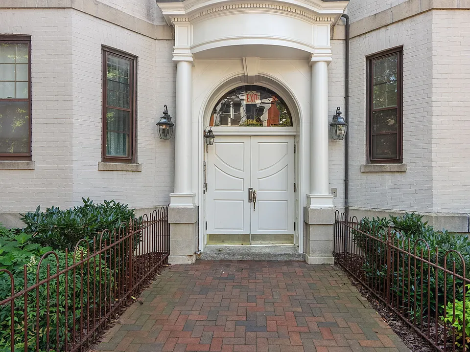 Elegant building in convenient Georgetown location