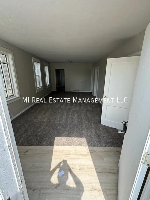 4 bed, 1.0 bath, 1400 sqft, $1,600 — Photo 4