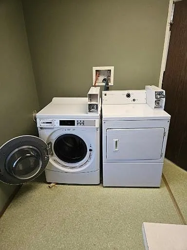 Coin laundry