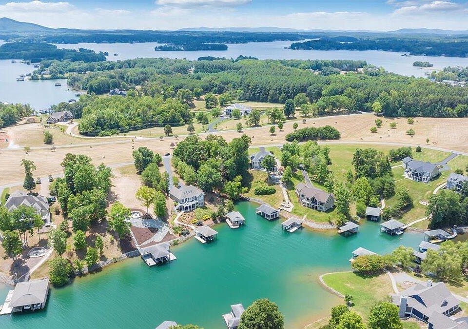 1st image of 15 Compass Cove Cir
