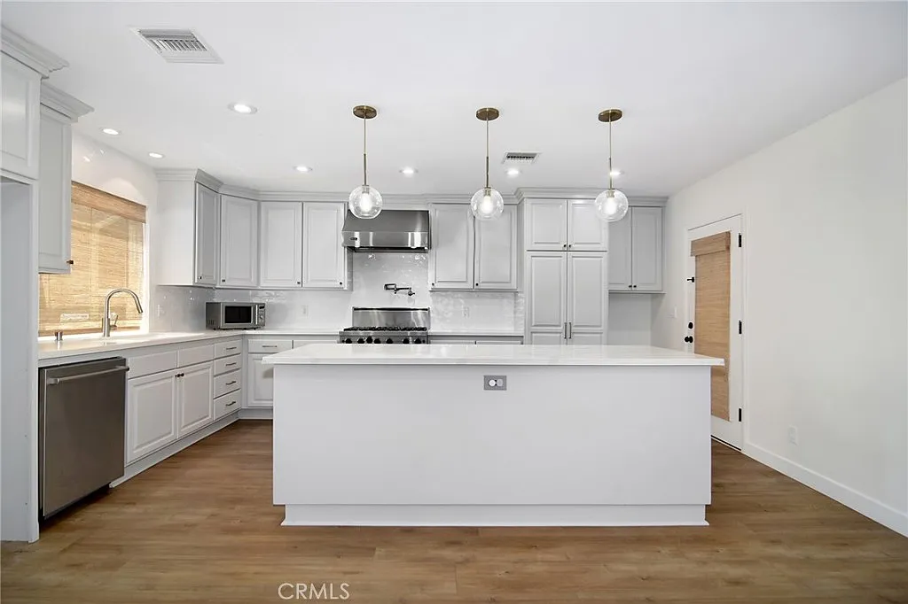 8 bed, 4.5 bath, 4145 sqft, $15,000 — Photo 3