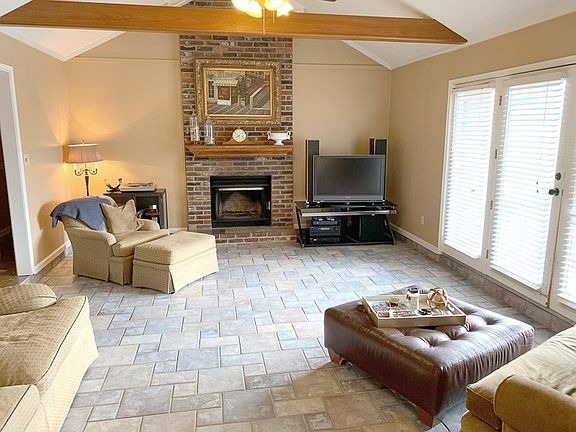 3rd image of 218 Lancaster Dr