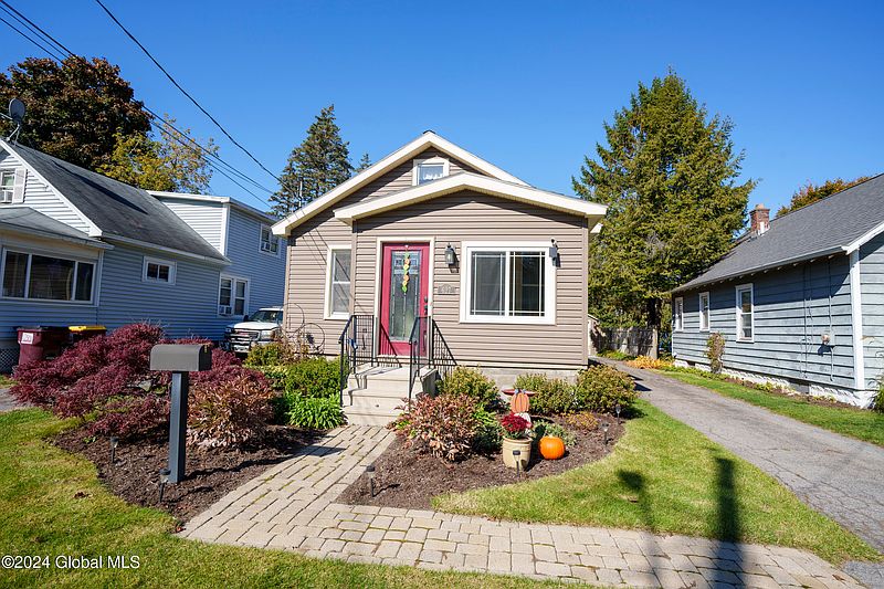 2nd image of 627 Poutre Avenue
