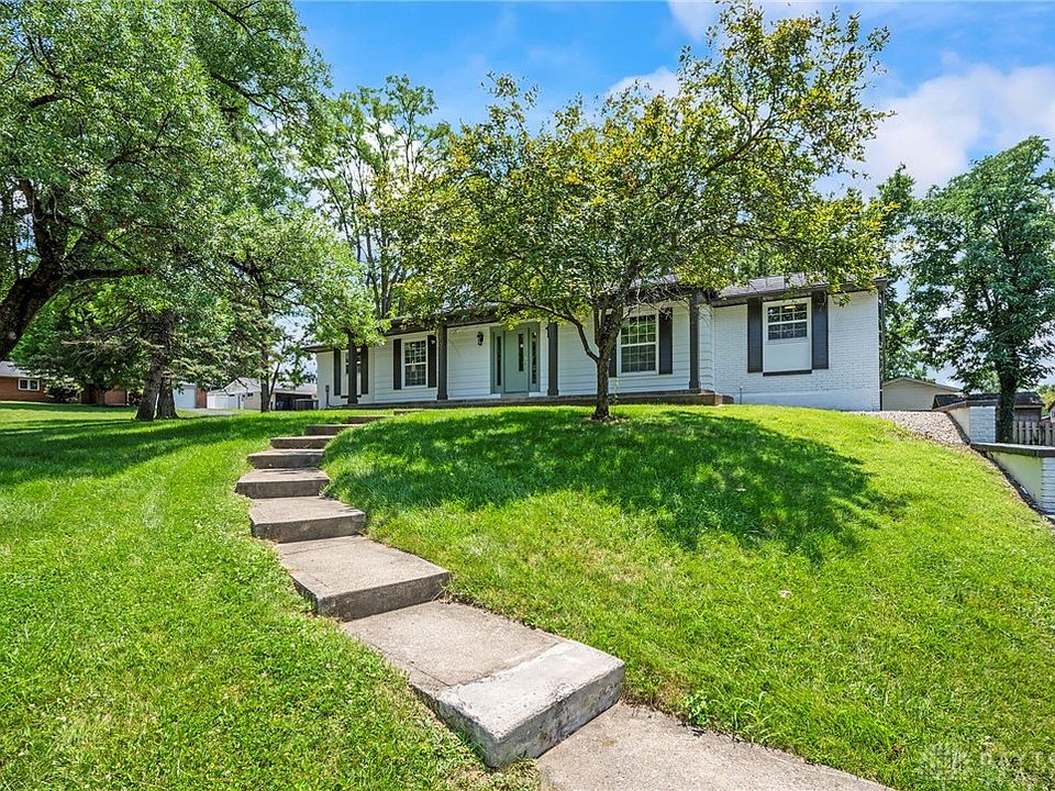 1st image of 30 Lynn Rae Cir
