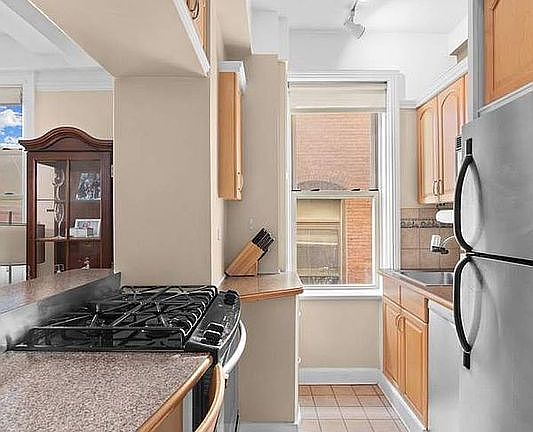 3rd image of 137 E 28th St APT 5D