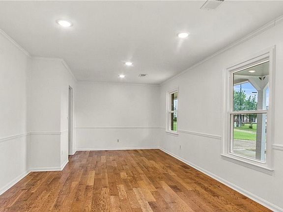 2nd image of 1011 Heritage Ln