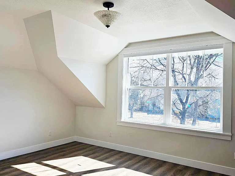 541 Brooks St — Photo 6