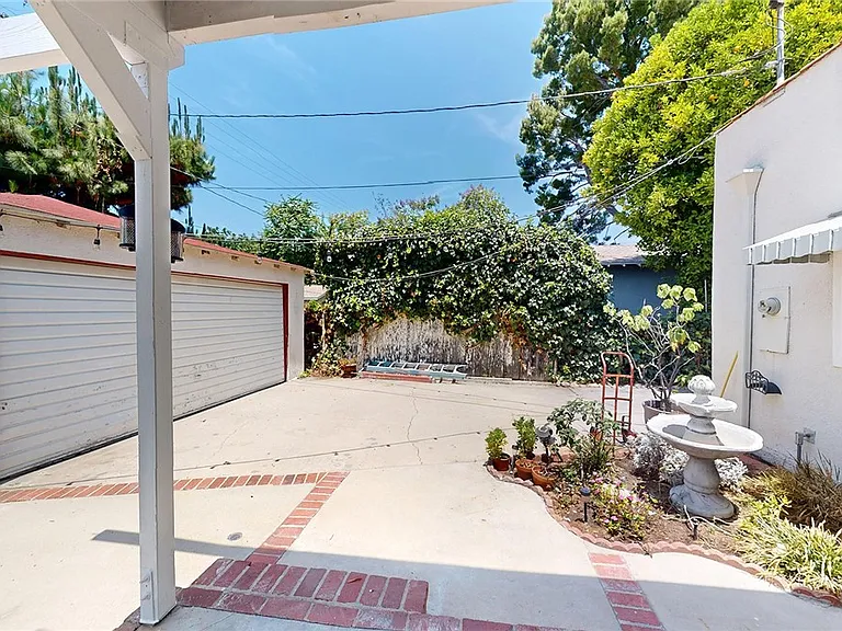 135 N Naomi St — Photo 35