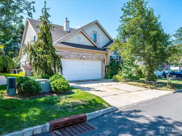 35 Sherwood Dr, Monroe Township, NJ 08831