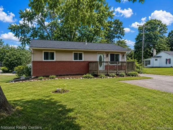 5611 Blackmoor St, Commerce Township, MI 48382