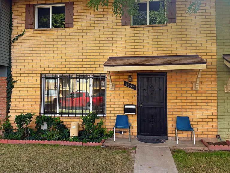 1657 W Hazelwood St — Photo 2
