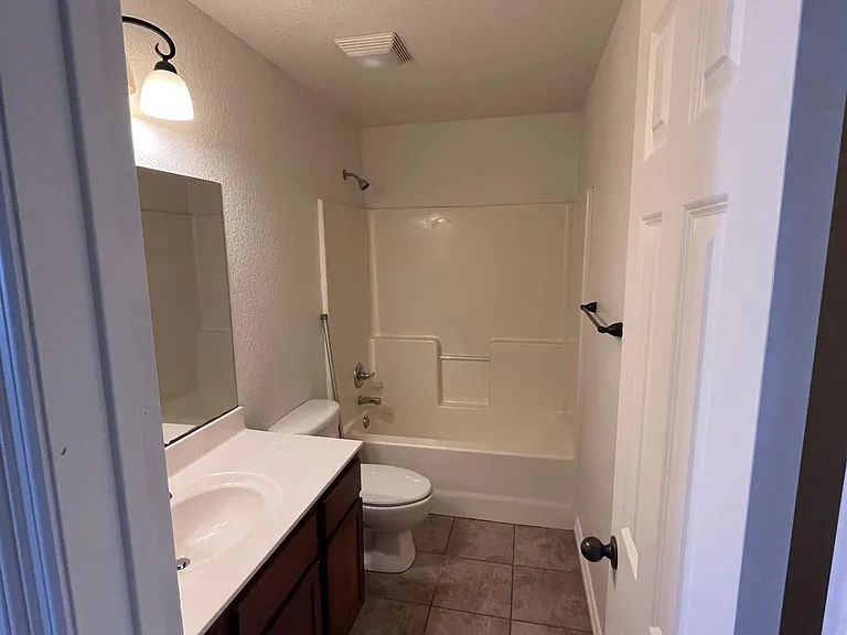 2869 N Seneca Ave — Photo 12