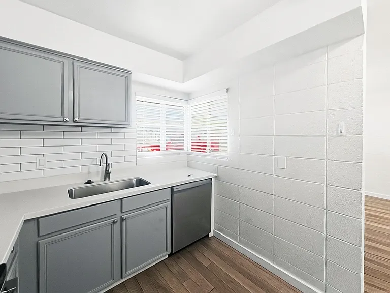 1911 E Amelia Ave #7 — Photo 33