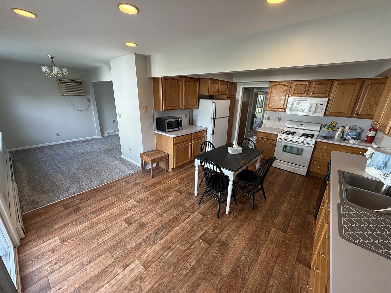 3 bed, 2.5 bath, 2100 sqft, $2,200 — Photo 3