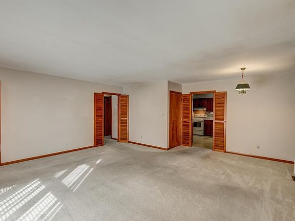 5th image of 2535 Iroquois Dr