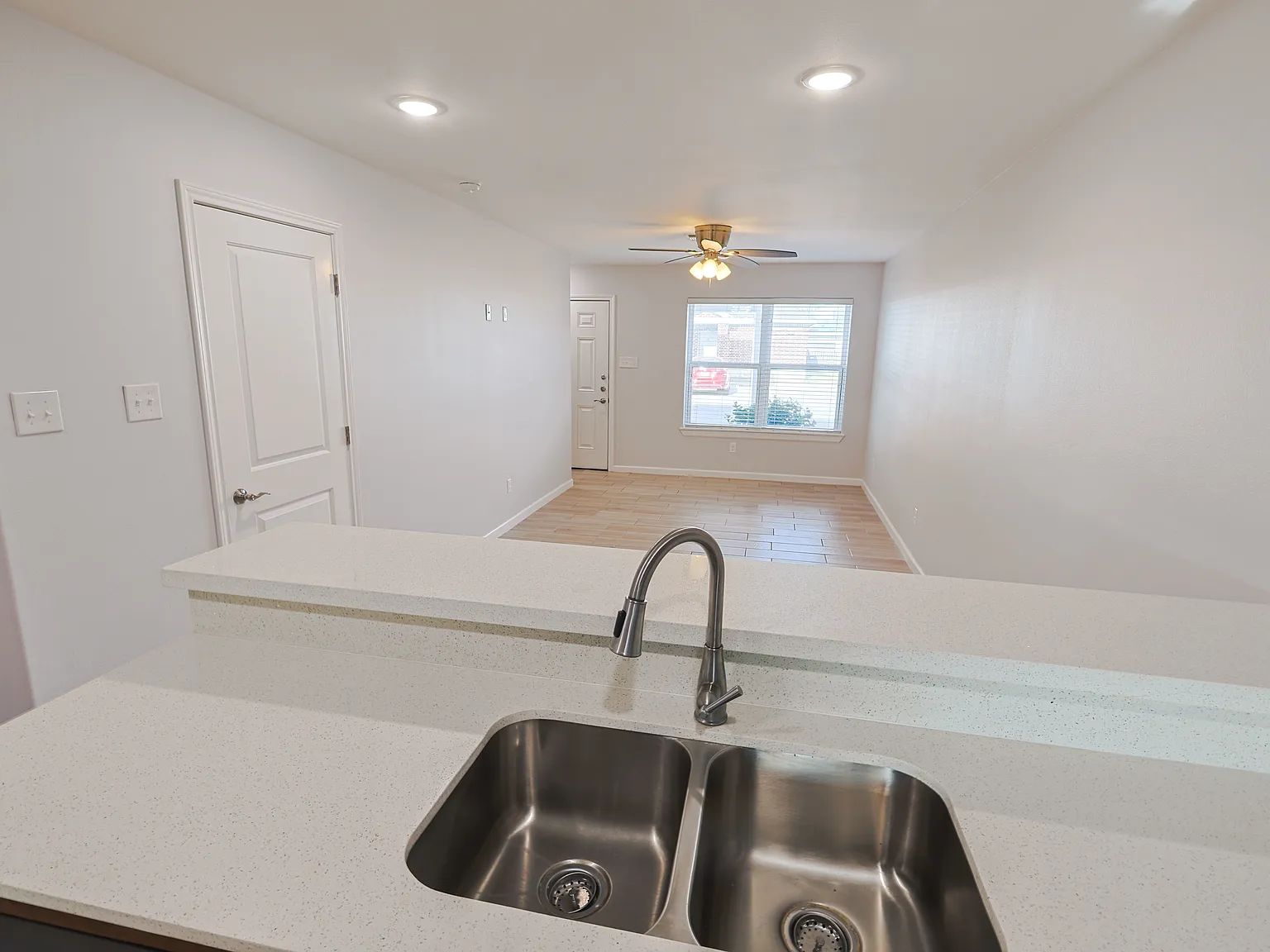 1 bed, 1.5 bath, 886 sqft, $915 — Photo 4