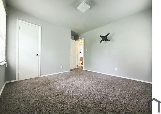5th image of 1004 Holly Ln