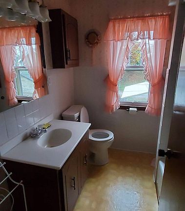 5th image of 542 Cedar Ave