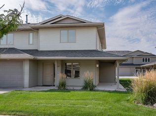 727 Mayflower Dr, Bismarck, ND 58504