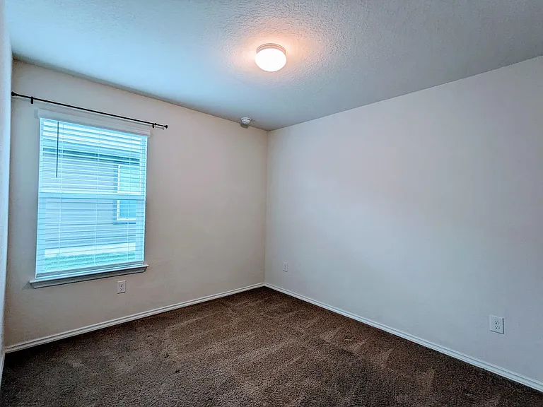 121 Dylan Dr — Photo 16