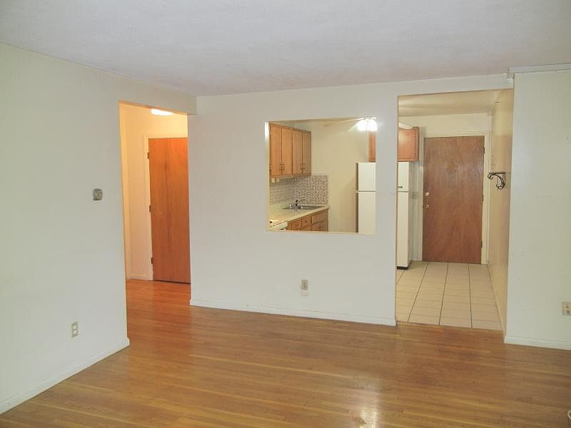 2nd image of 10 Linda Ln APT 4-4