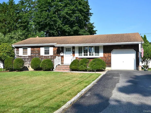 190 Pine Neck Avenue, East Patchogue, NY 11772