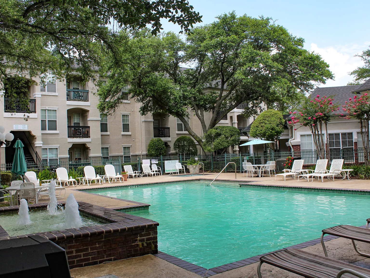 LaCrosse Apartments and Carriage Homes — Photo 3