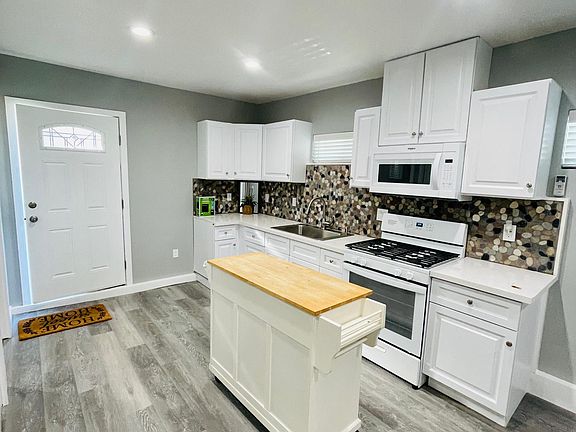 3rd image of 619 W Avenida De La Merced #619
