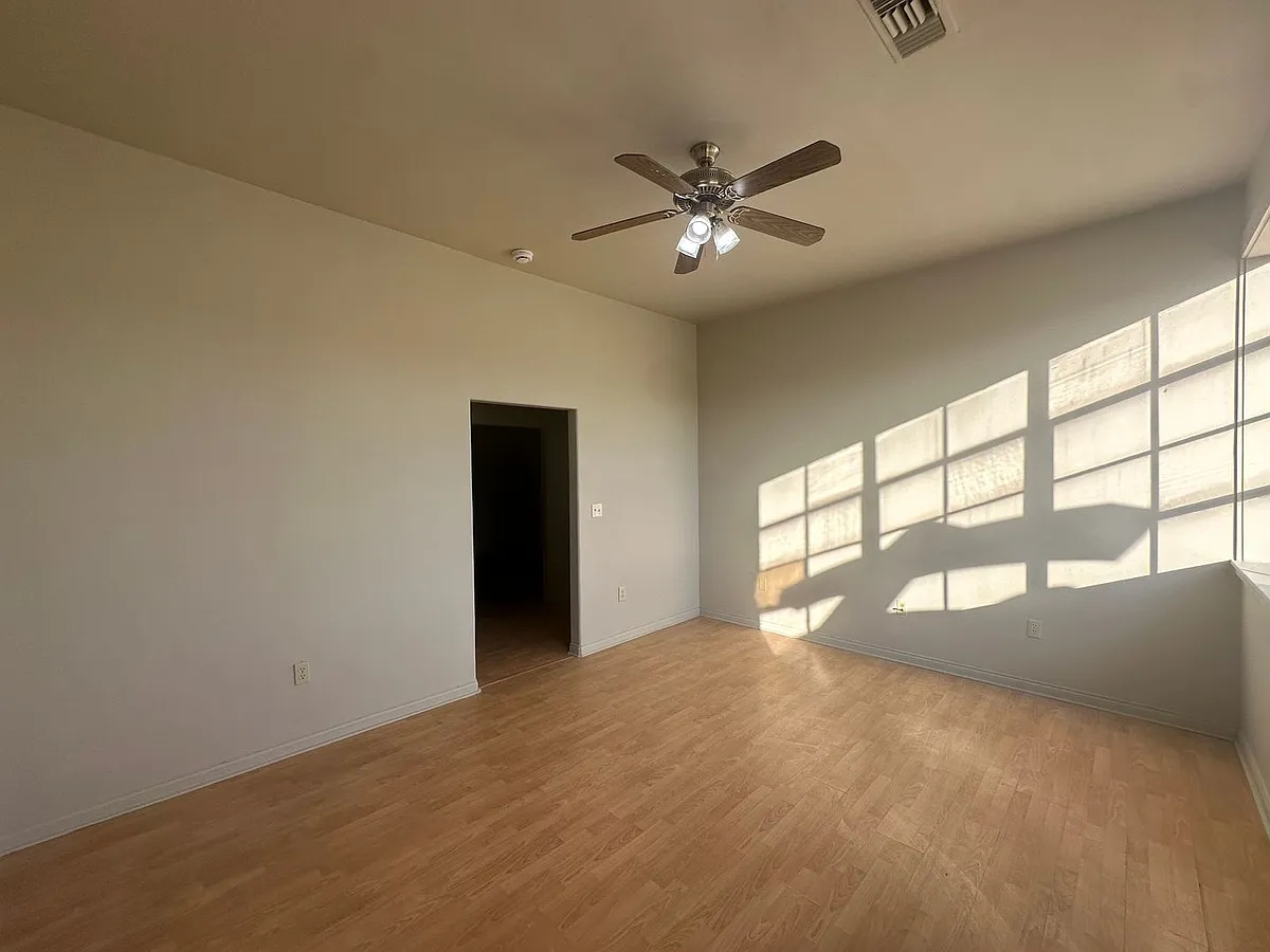 Building Photo - 522 Center St #D