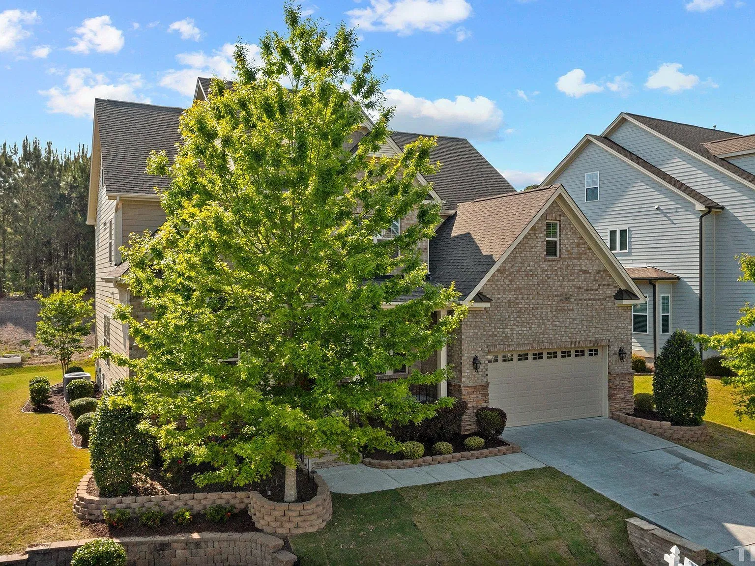 5 bed, 5.5 bath, 4862 sqft, $3,950 — Photo 3