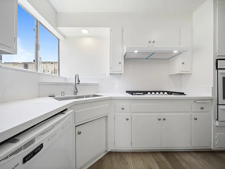 221 S Reeves Dr — Photo 4