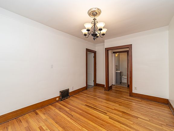 2nd image of 1565 Oak St #1
