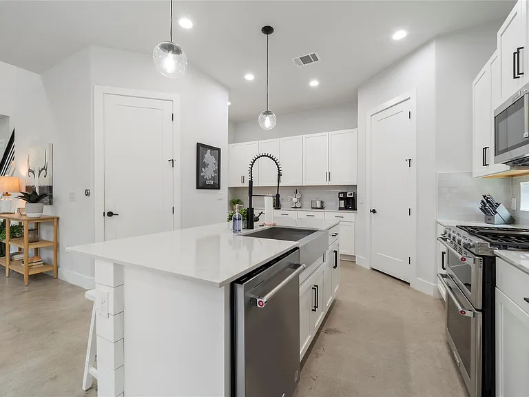 1306 E 3rd St #1 — Photo 13
